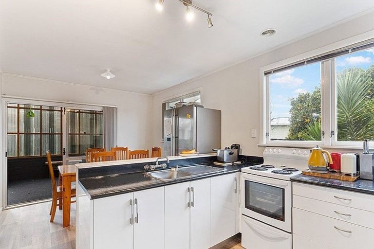 Photo of property in 43 Burbank Avenue, Manurewa, Auckland, 2102