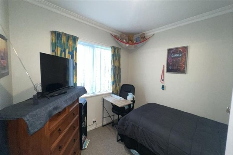 Photo of property in 1 Balmoral Street, Levin, 5510
