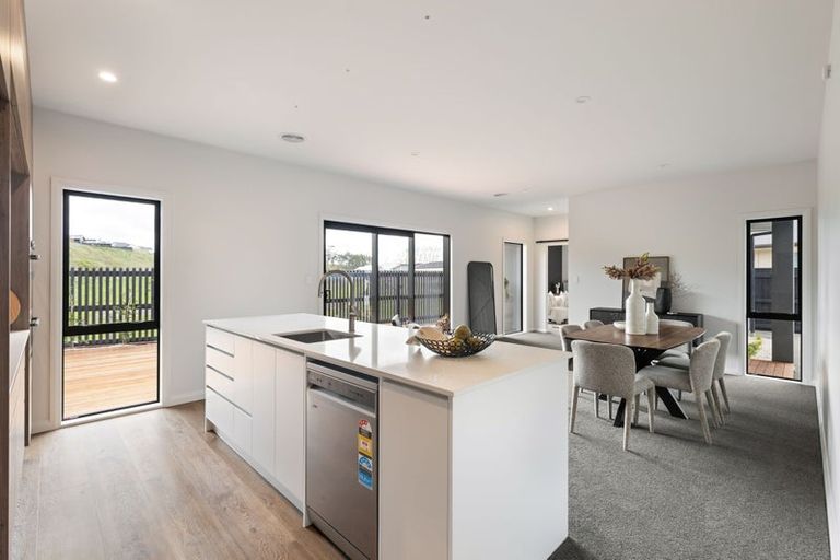 Photo of property in 7 Rangeview Drive, Kelvin Grove, 4414