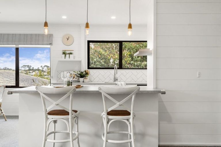 Photo of property in 2/21 Tahu Crescent, Sunnynook, Auckland, 0620