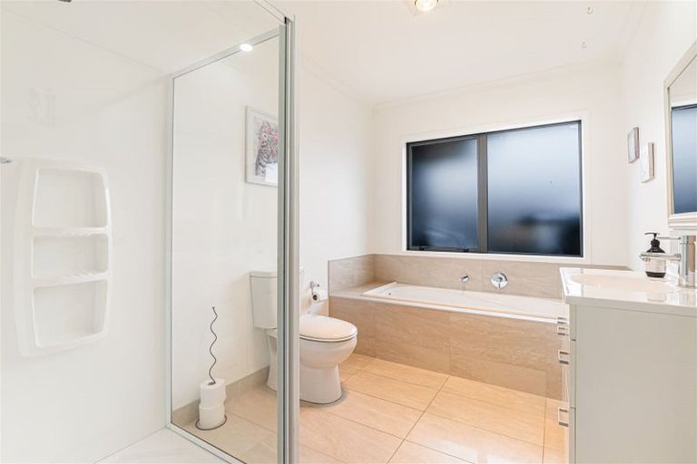 Photo of property in 4 Aporo Drive, Kumeu, 0810