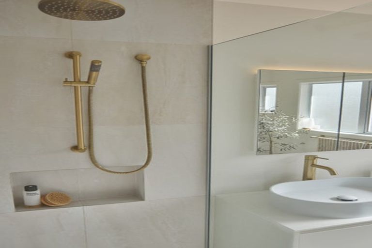 Photo of property in 1/268 Sunset Road, Windsor Park, Auckland, 0632