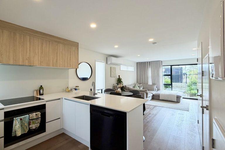 Photo of property in 16 Hoopers Road, Glen Eden, Auckland, 0602