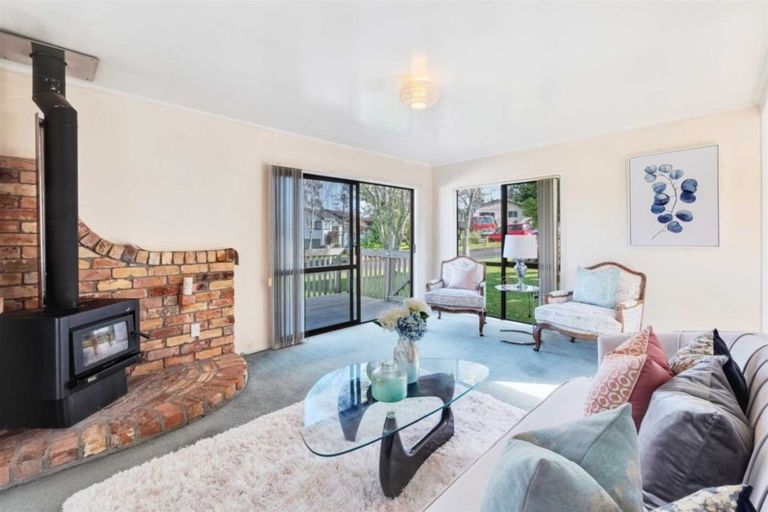 Photo of property in 15 Peterhouse Place, West Harbour, Auckland, 0618