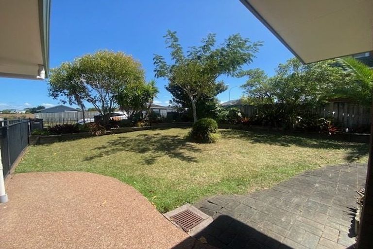 Photo of property in 142 Botany Road, Botany Downs, Auckland, 2010