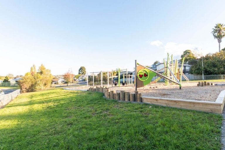 Photo of property in 7a Buisson Glade, West Harbour, Auckland, 0618
