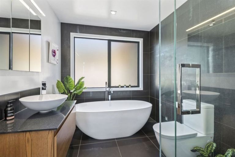 Photo of property in 3 Valley View, Mount Pleasant, Christchurch, 8081