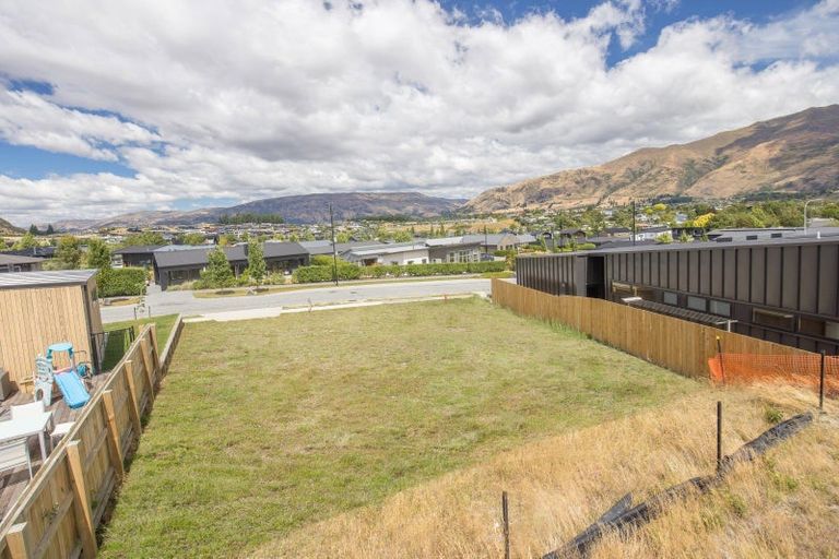 Photo of property in 70 Kirimoko Crescent, Wanaka, 9305