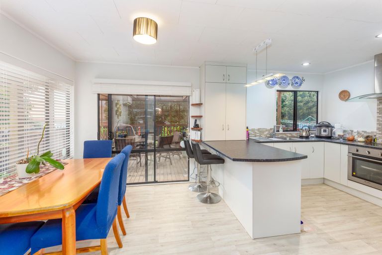 Photo of property in 37 Rosemead Place, Randwick Park, Auckland, 2105