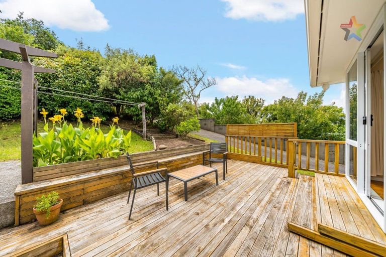 Photo of property in 27 Magnolia Grove, Maungaraki, Lower Hutt, 5010