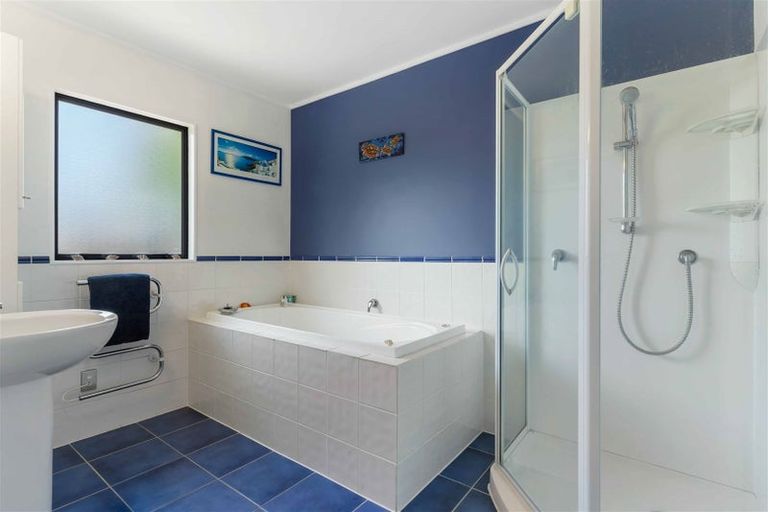 Photo of property in 28 Scarlet Oak Drive, Schnapper Rock, Auckland, 0632