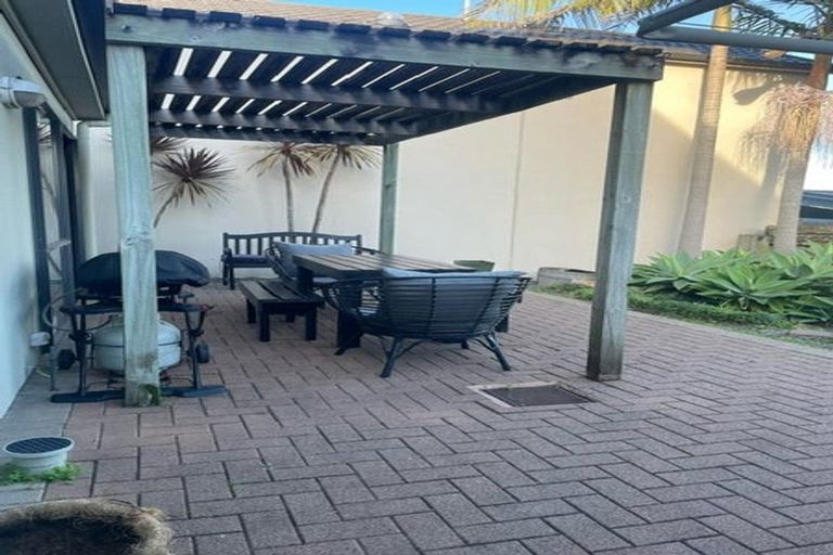 Photo of property in 29 Spalding Rise, Golflands, Auckland, 2013