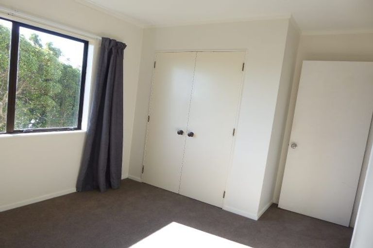 Photo of property in 14a Warrington Grove, Newlands, Wellington, 6037