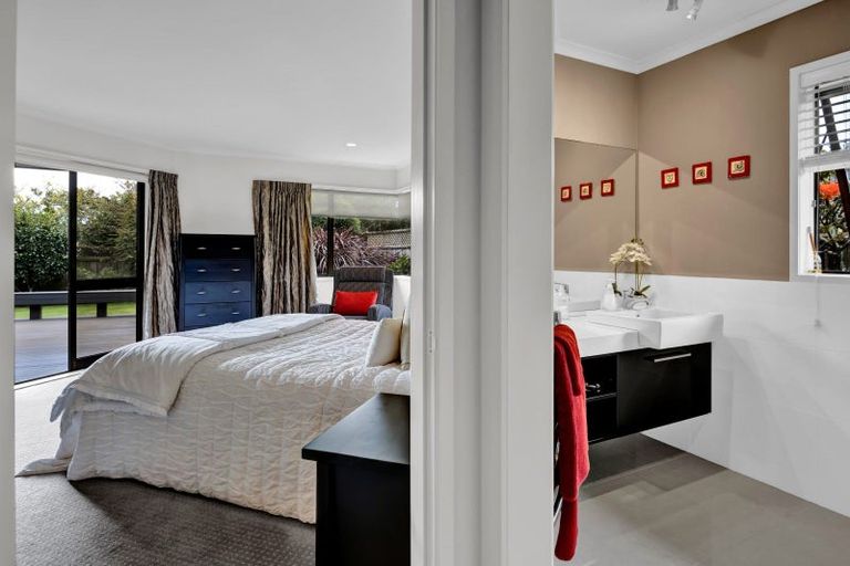 Photo of property in 3b Larsen Place, Merrilands, New Plymouth, 4312