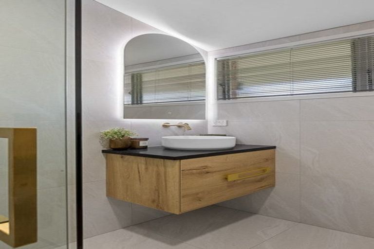 Photo of property in 3/50 Old Lake Road, Narrow Neck, Auckland, 0624