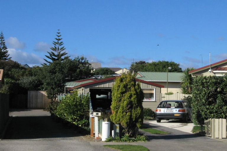 Photo of property in 82 Queens Road, Waikanae Beach, Waikanae, 5036