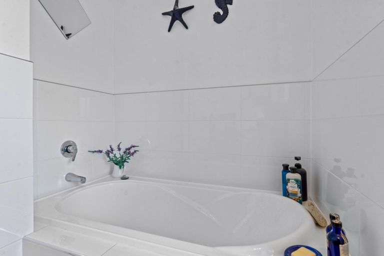 Photo of property in 19 Raabia Close, Parakai, 0830