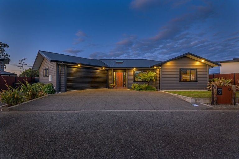 Photo of property in 6 Stratford Court, Fitzherbert, Palmerston North, 4410