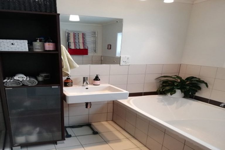 Photo of property in 93 Wade River Road, Stanmore Bay, Whangaparaoa, 0932