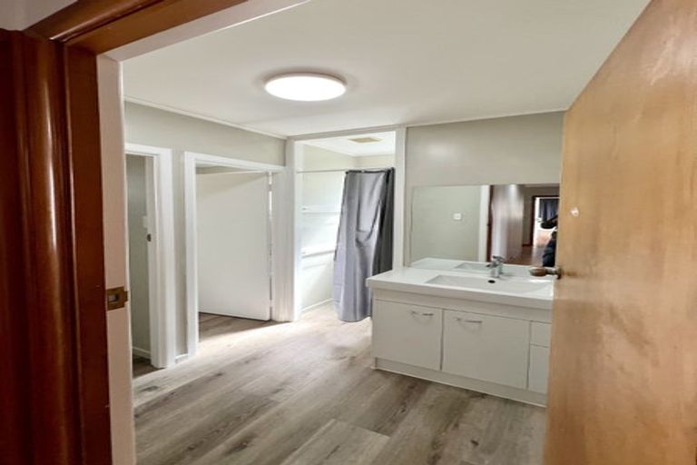 Photo of property in 5 Lex Avenue, Green Bay, Auckland, 0604