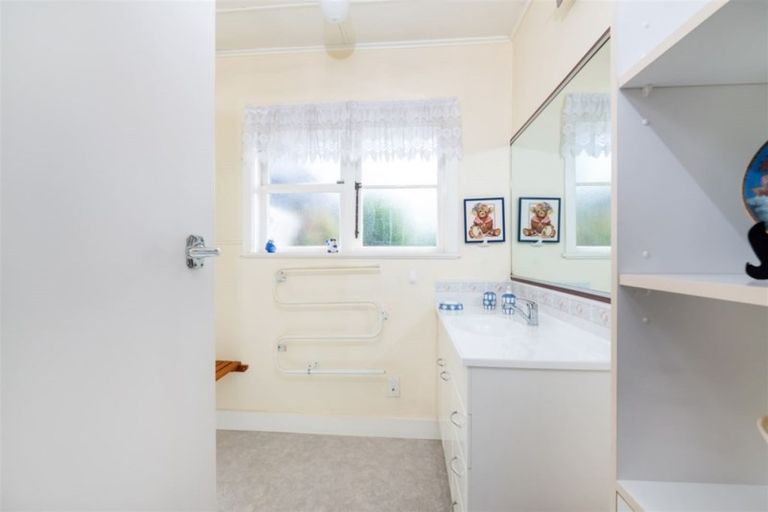 Photo of property in 24 Koromiko Street, New Lynn, Auckland, 0600
