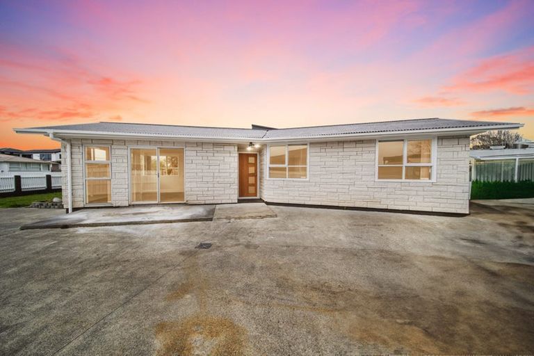 Photo of property in 4 Convair Crescent, Mangere, Auckland, 2022