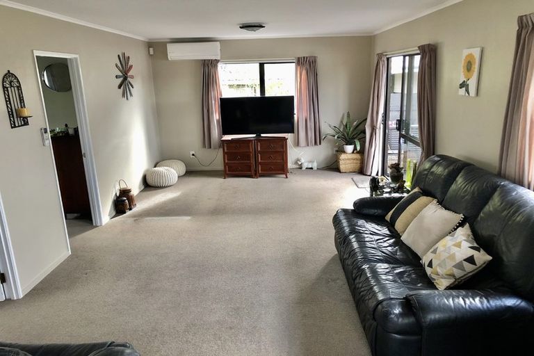 Photo of property in 1/6 Peterhouse Place, West Harbour, Auckland, 0618