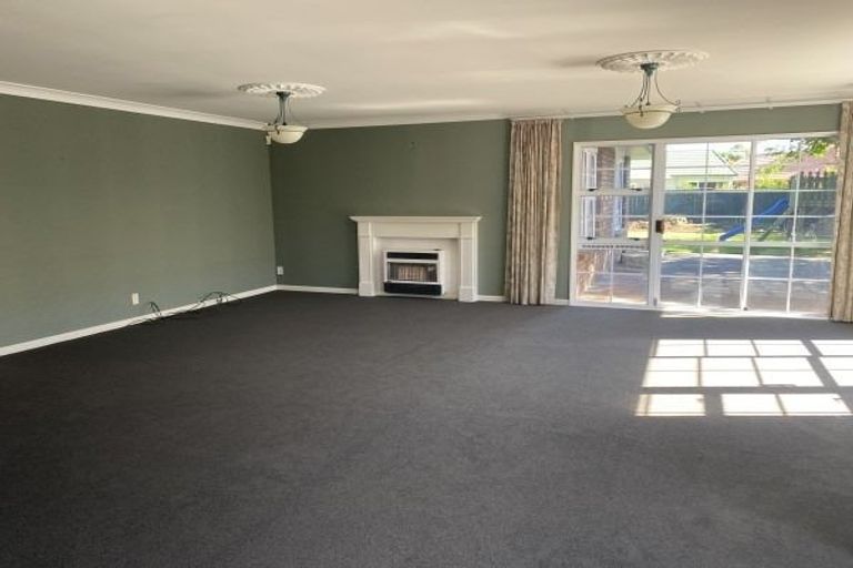 Photo of property in 16 Rosebank Avenue, Kelvin Grove, Palmerston North, 4414