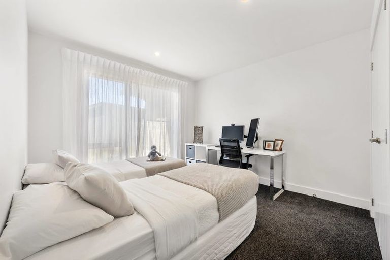 Photo of property in 17 Promontory Crescent, Newlands, Wellington, 6037