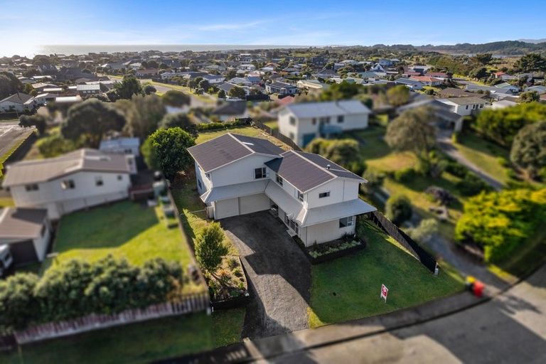 Photo of property in 5 Freyberg Crescent, Waikanae Beach, Waikanae, 5036