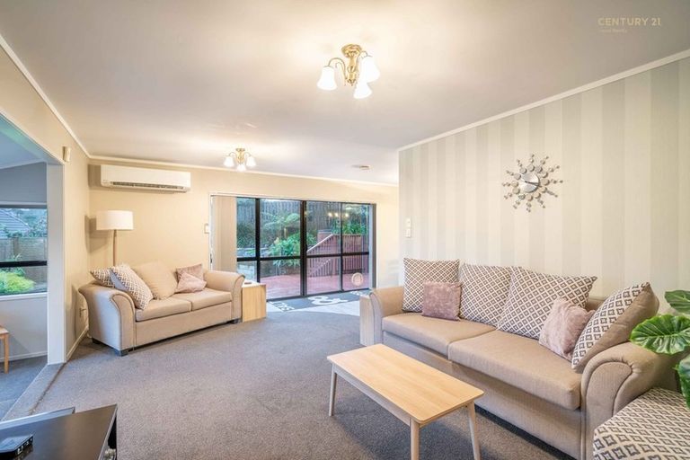 Photo of property in 5 Palmetto Place, Goodwood Heights, Auckland, 2105