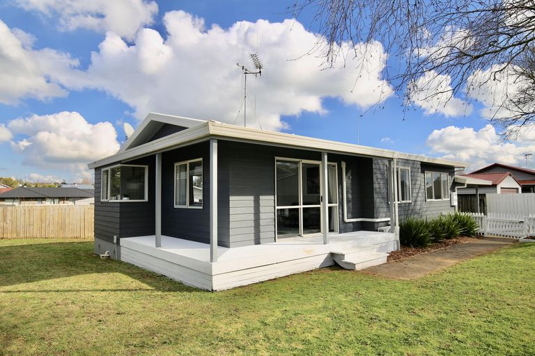 Photo of property in 20 Burrows Place, Frankton, Hamilton, 3204