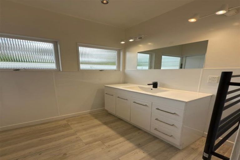 Photo of property in 208 Godley Road, Titirangi, Auckland, 0604