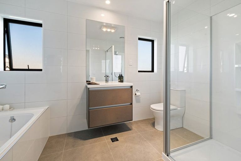 Photo of property in 2/529g Massey Road, Mangere, Auckland, 2022