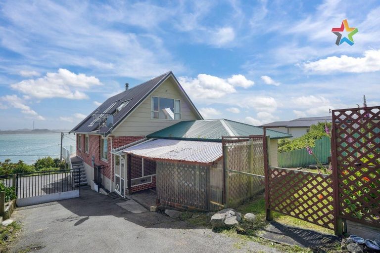 Photo of property in 14 Marine Parade, Bluff, 9814