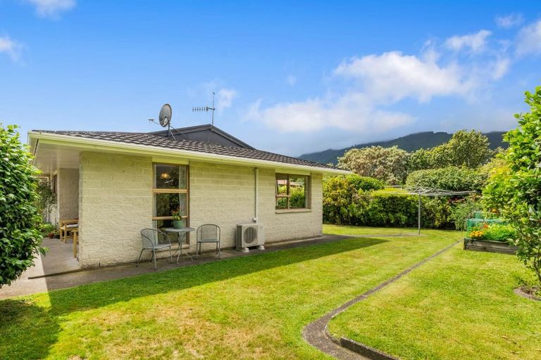 Photo of property in 20 Rewarewa Crescent, Waikanae, 5036