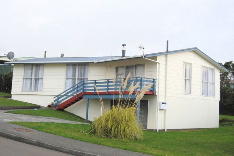 Photo of property in 3 Cheltenham Terrace, Newlands, Wellington, 6037