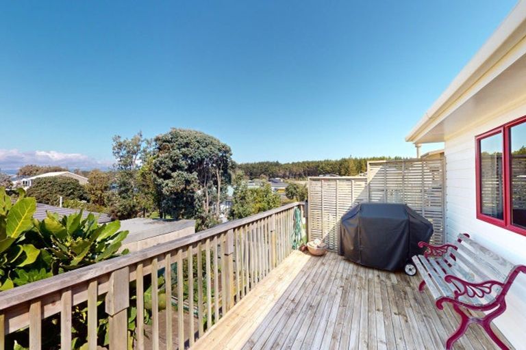 Photo of property in 27a Rua Avenue, Waitarere Beach, Levin, 5510