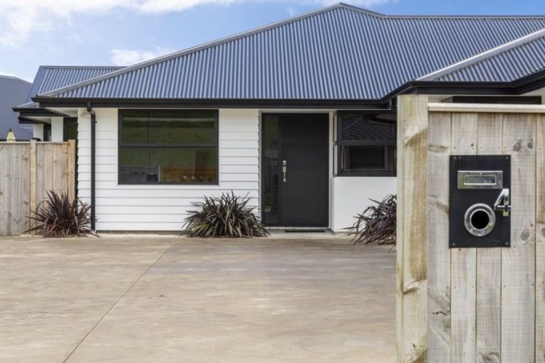 Photo of property in 4 Ongarui Close, Whalers Gate, New Plymouth, 4310