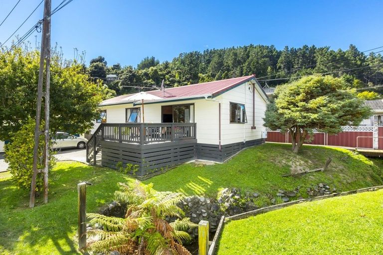Photo of property in 17 Forest Road, Pinehaven, Upper Hutt, 5019