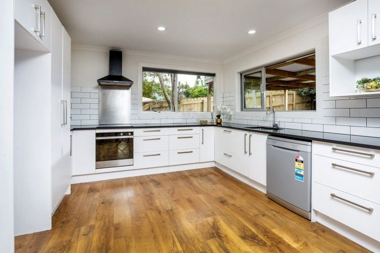 Photo of property in 22 St Catherine Crescent, West Harbour, Auckland, 0618