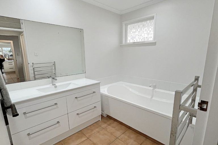 Photo of property in 1 Rakino Place, Awapuni, Palmerston North, 4412