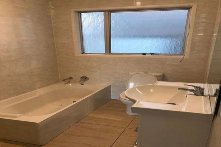 Photo of property in 15 Pixie Place, Pakuranga Heights, Auckland, 2010