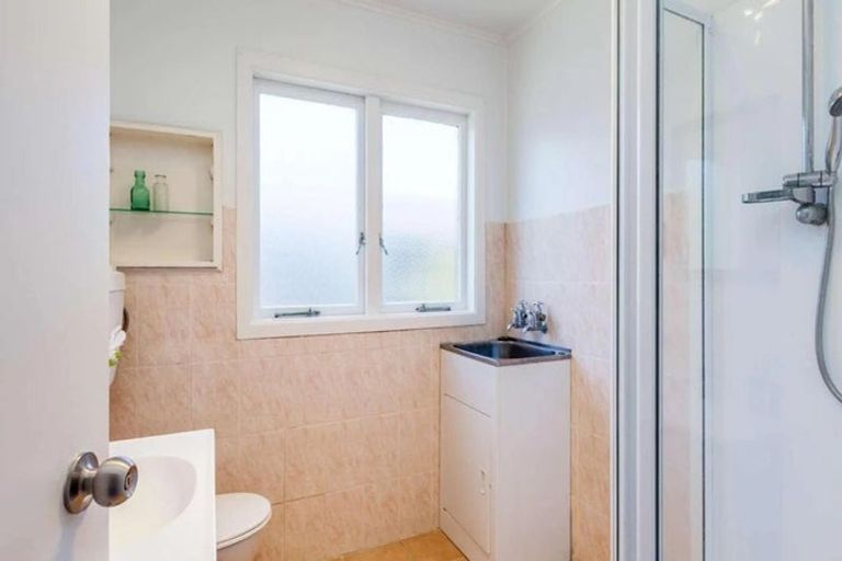 Photo of property in 2/18 Fowler Street, Northcote, Auckland, 0627