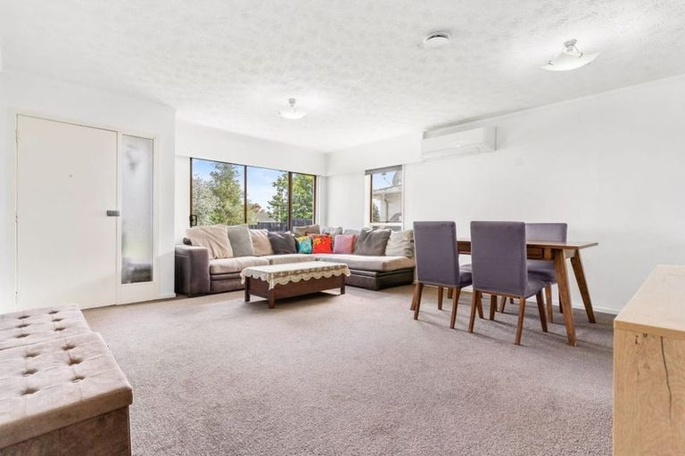 Photo of property in 2/7 Frank Evans Place, Henderson, Auckland, 0610