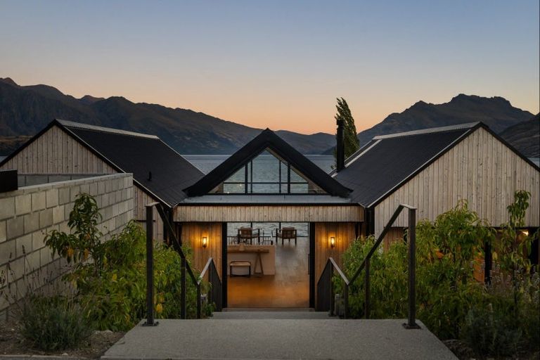 Photo of property in 66 Cedar Drive, Kelvin Heights, Queenstown, 9300