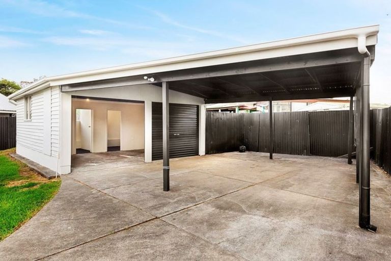 Photo of property in 8 Blake Road, Mangere East, Auckland, 2024