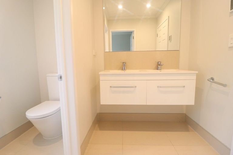 Photo of property in 12 Thomas Hamer Place, Greenhithe, Auckland, 0632