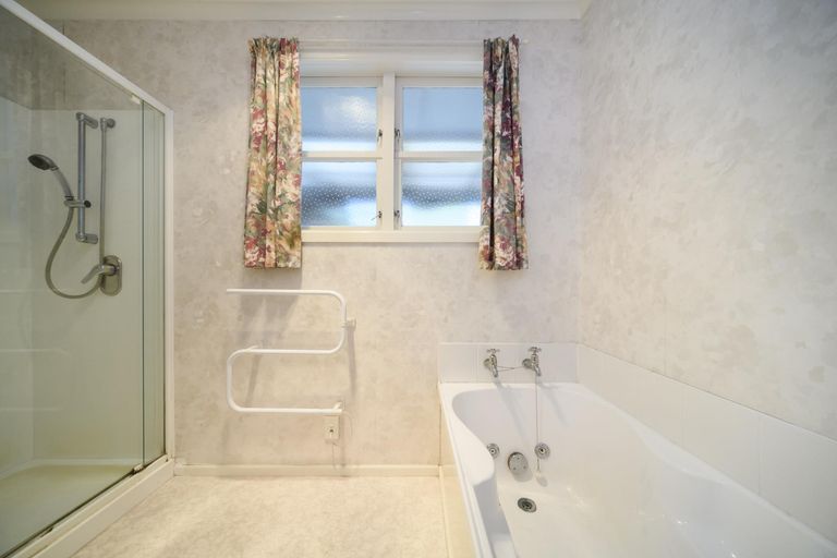 Photo of property in 6 Churchill Avenue, Hokowhitu, Palmerston North, 4410