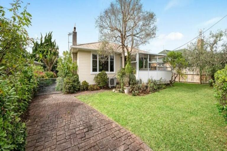 Photo of property in 14 Ward Crescent, Te Atatu Peninsula, Auckland, 0610